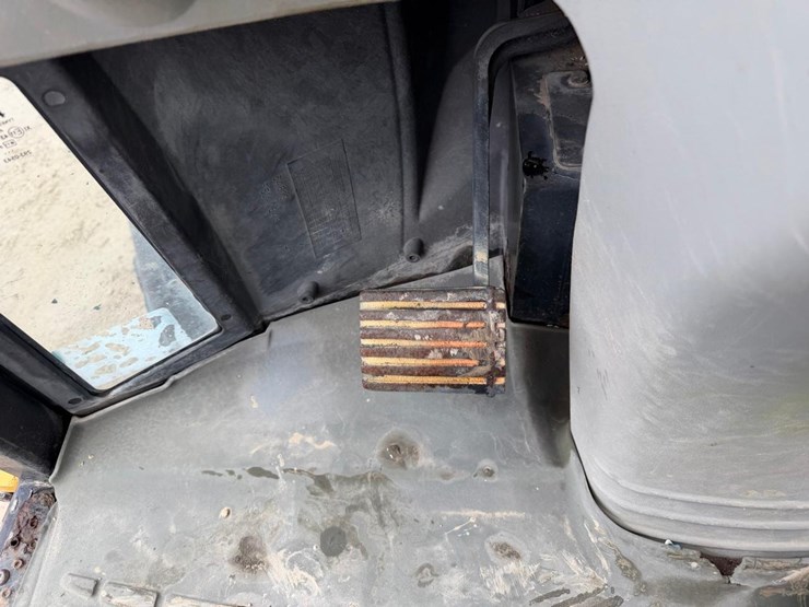 2015-caterpillar-908h2-image-31