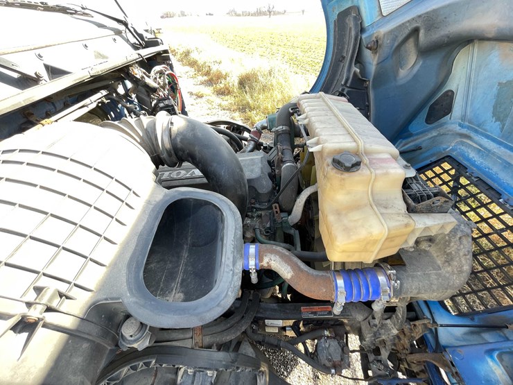 #202-•-2015-volvo-semi-tractor-(has-wi-title)-(denmark,-wi)-image-60