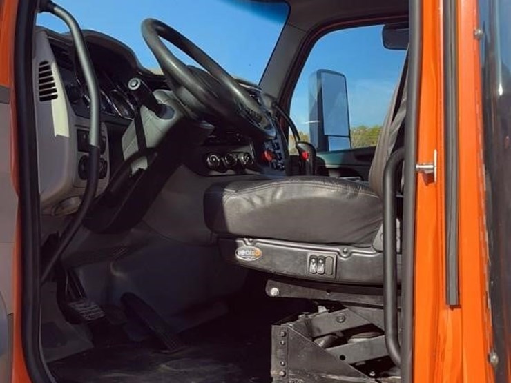 2019-peterbilt-567-image-13