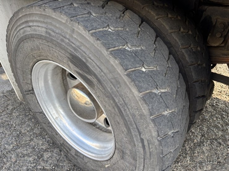 2001-kenworth-t300-image-11