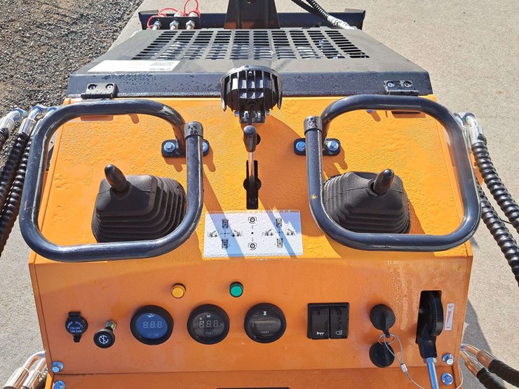 2025-landhero-mini-stand-on-skid-loader-image-7