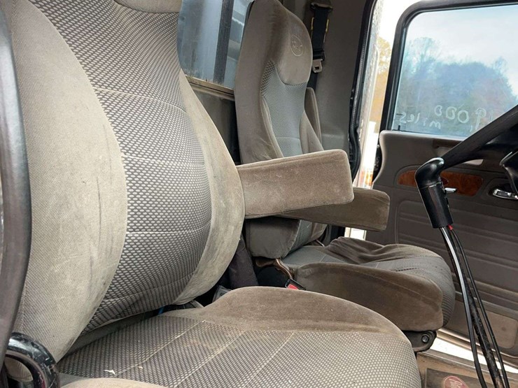 2009-peterbilt-389-image-19