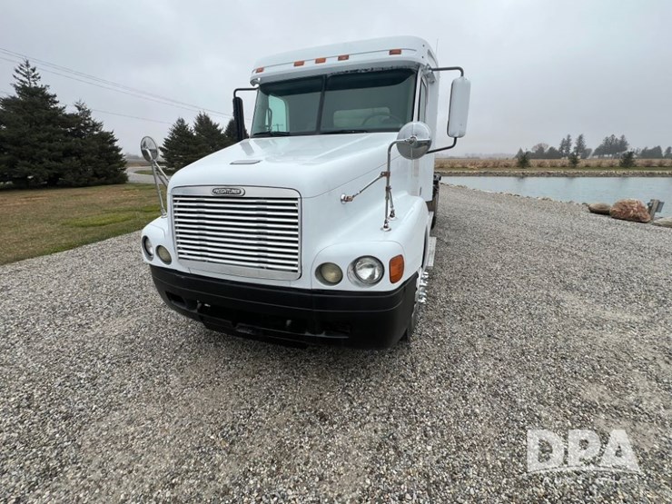 1999-freightliner-flc120-image-16