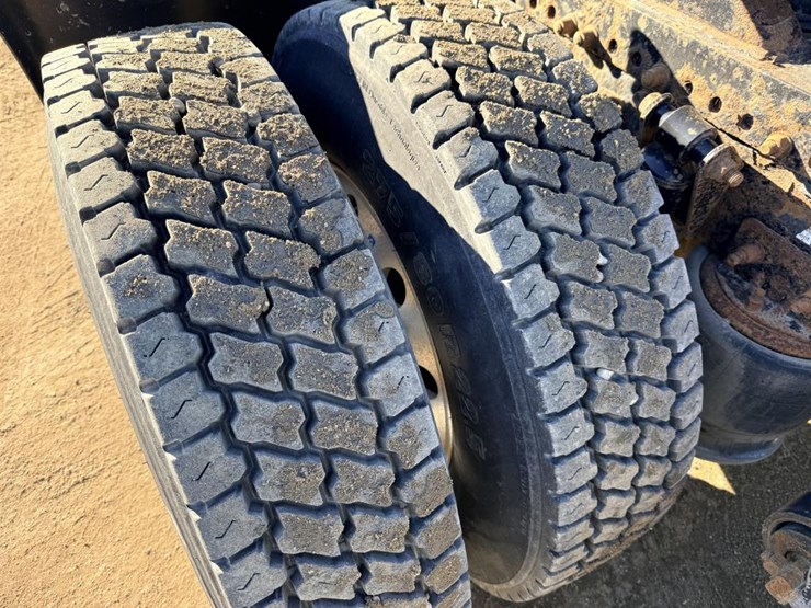 2007-freightliner-columbia-120-image-28