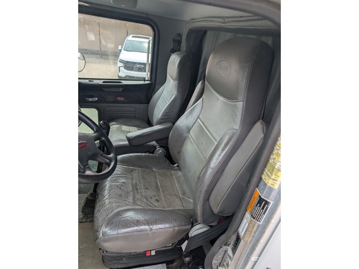 peterbilt-365-image-31