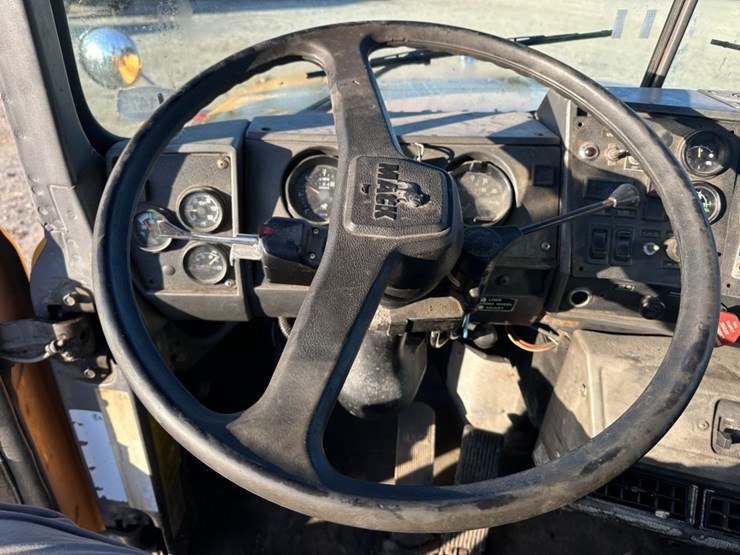 1996-mack-rd688s-image-48