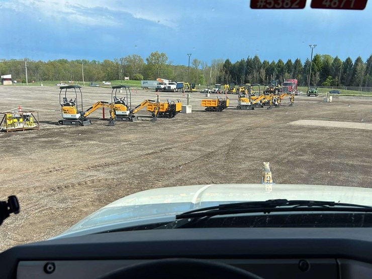 2018-mack-gu-granite-6-axle-dump-truck-image-45