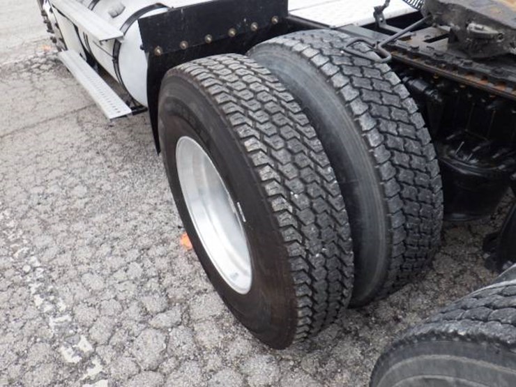 2020-freightliner-cascadia-126-image-12