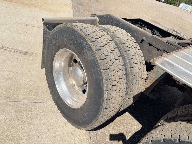 2003-peterbilt-379-image-15