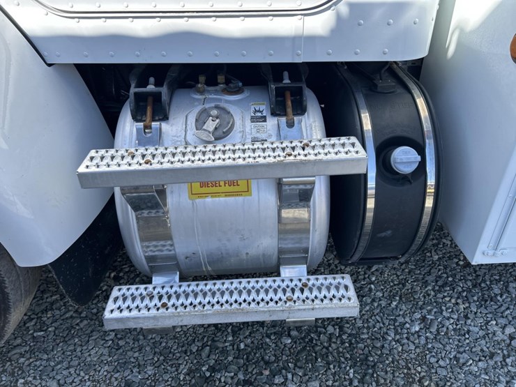 2017-peterbilt-337-image-14