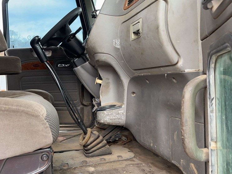 2009-peterbilt-389-image-16