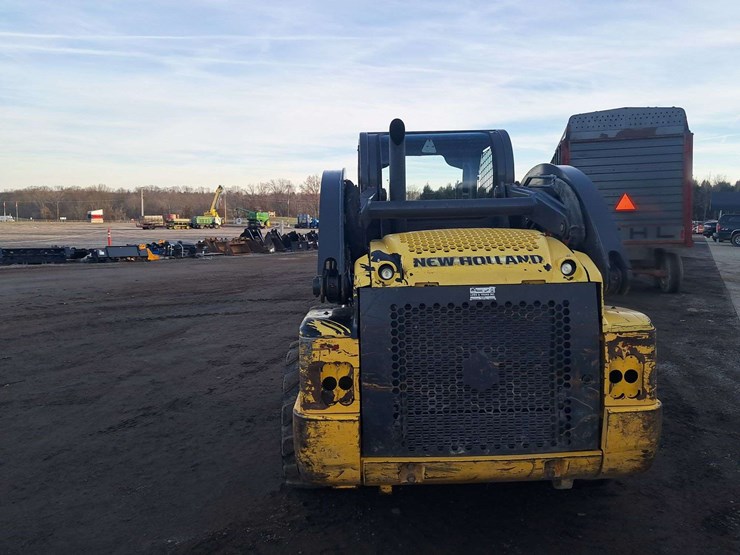 new-holland-l225-image-3