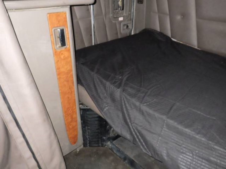 peterbilt-389-image-24