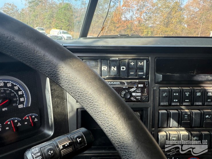 2020-mack-anthem-truck-image-14