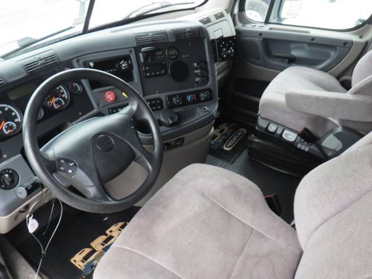 2019-freightliner-cascadia-125-image-16