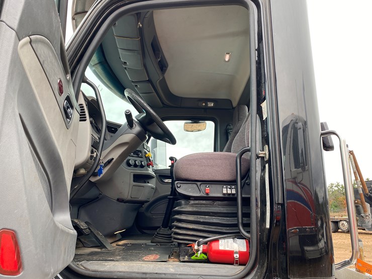 peterbilt-567-image-37