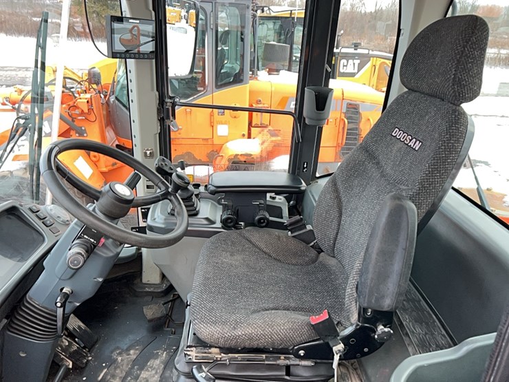 2015-doosan-dl250-3-image-23