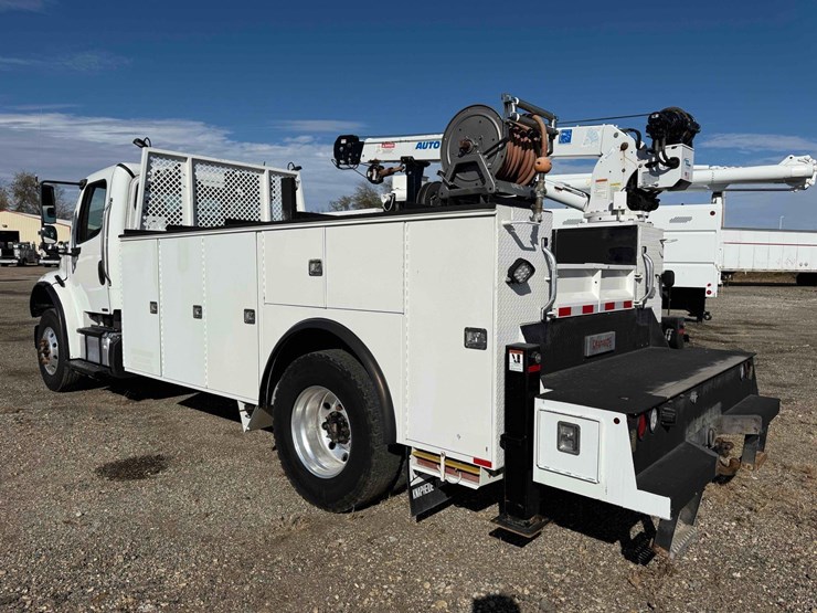 2017-freightliner-m2-106-image-3