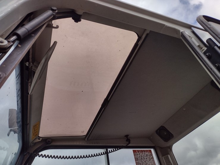 takeuchi-tb240-image-14