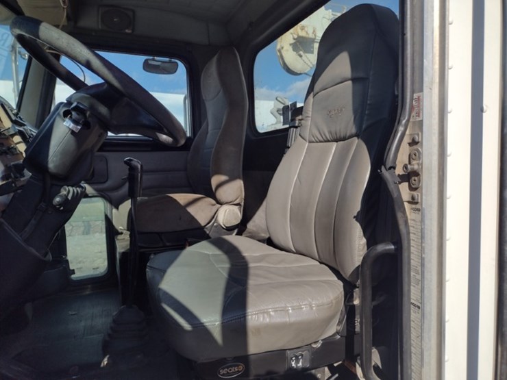 peterbilt-335-image-14