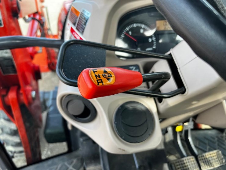 2010-kubota-m8540-image-23