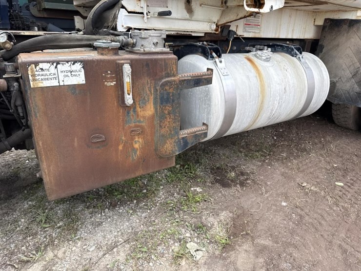 2005-peterbilt-320-image-41