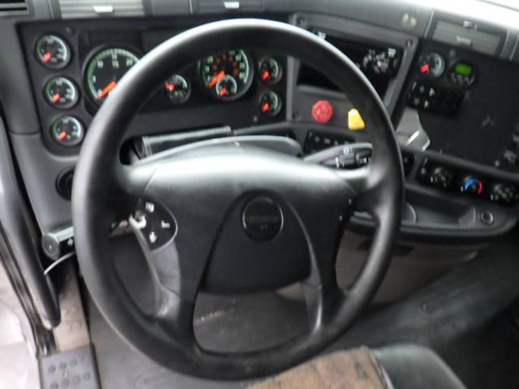 2019-freightliner-cascadia-125-image-24