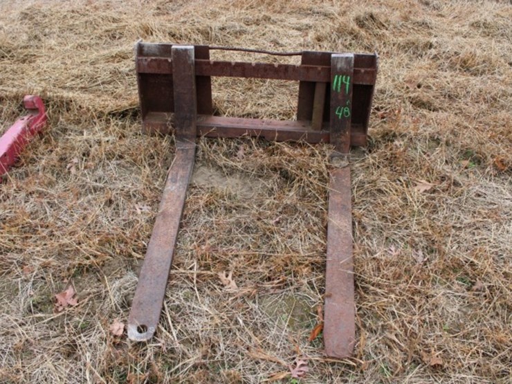 48"-pallet-forks-on-quick-attach-plate-image-1