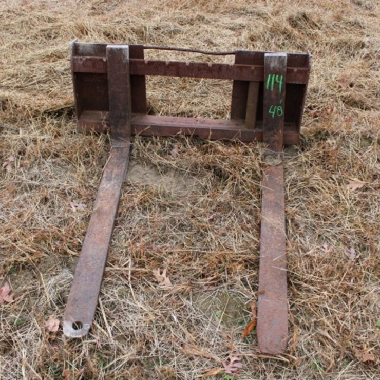 48" PALLET FORKS ON QUICK ATTACH PLATE