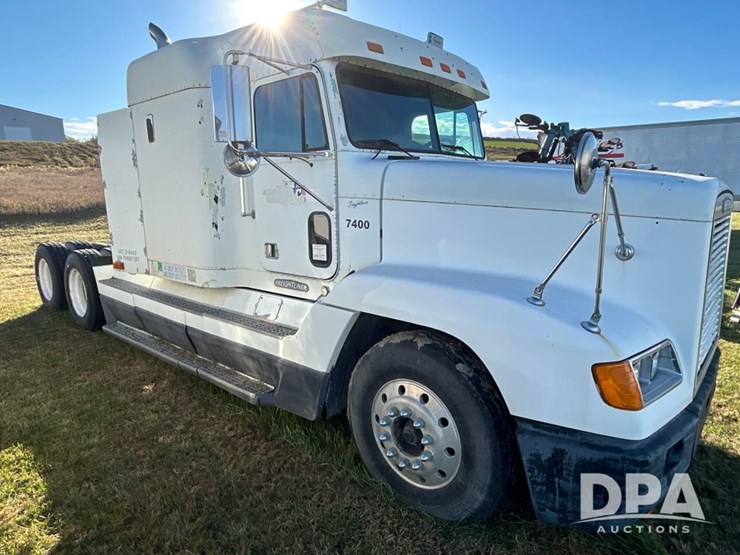 1996-freightliner-fld120-image-12