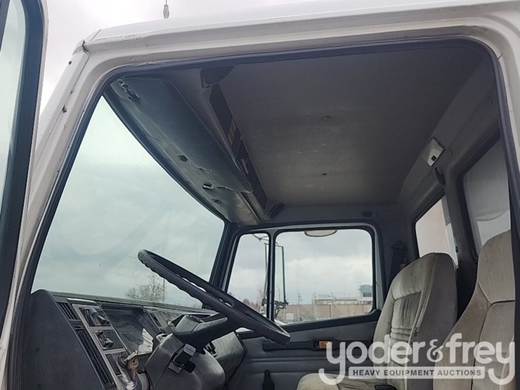 2001-freightliner-fl60-image-15