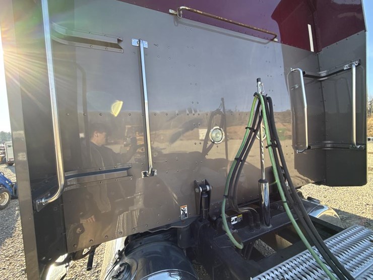 2012-peterbilt-389-image-43