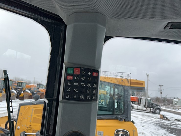 2023-deere-700l-image-21