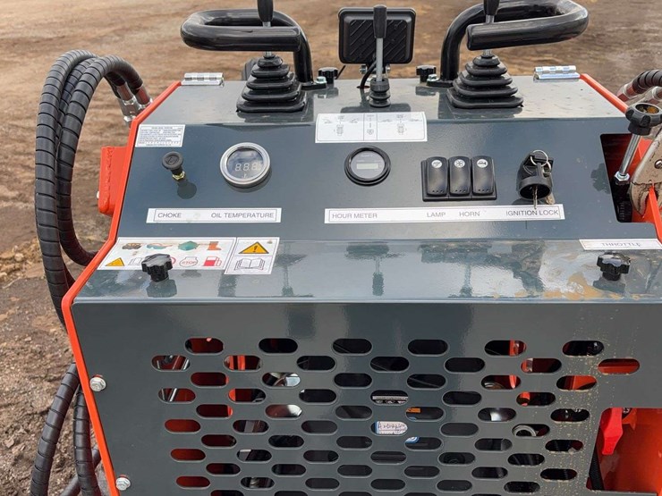 landhero-mini-stand-on-skid-loader-image-12