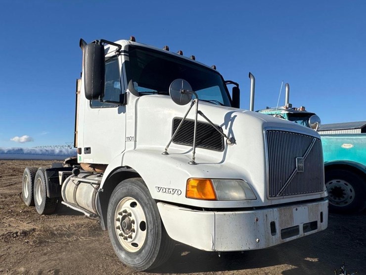 2001-volvo-vnm-semi-truck-image-7