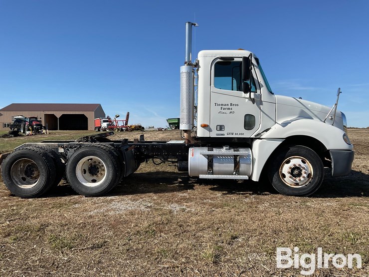 2004-freightliner-columbia-120-image-4