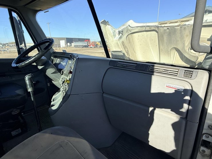 2007-freightliner-columbia-120-image-66