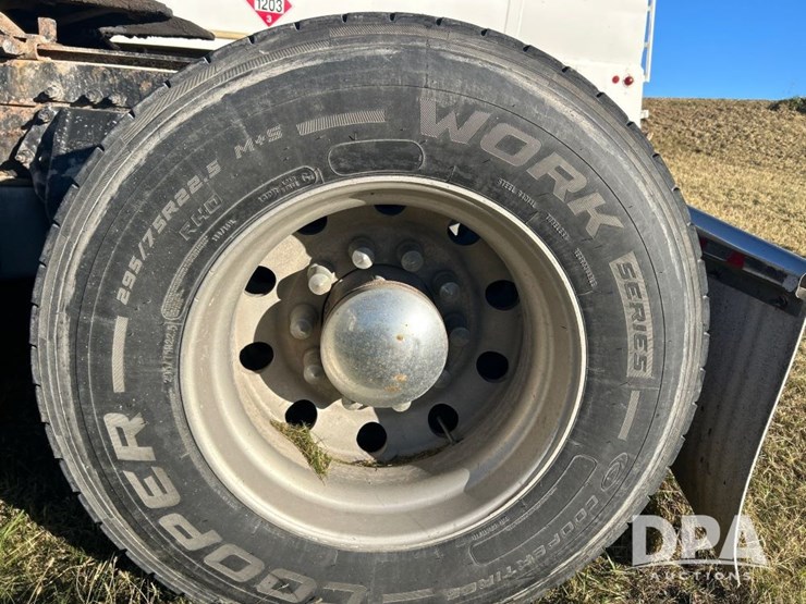 2010-peterbilt-386-image-28