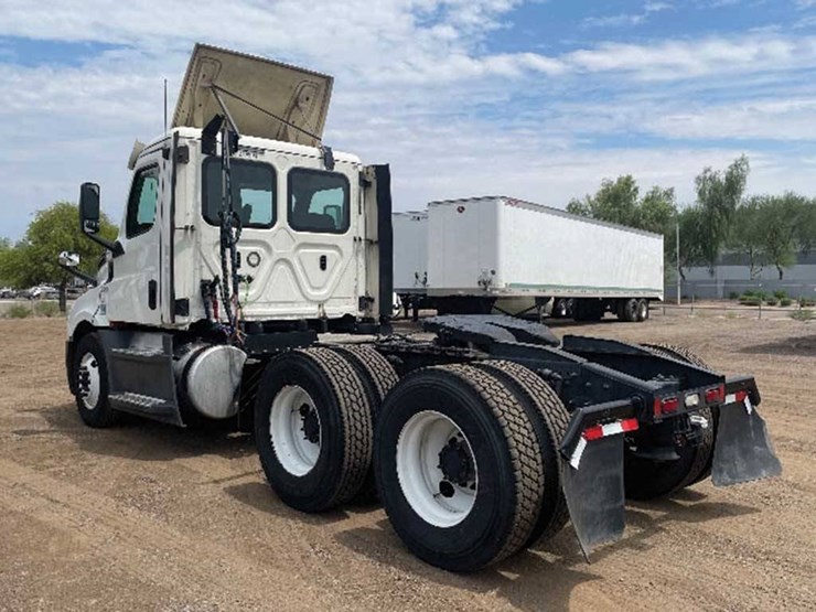 2019-freightliner-cascadia-126-image-2