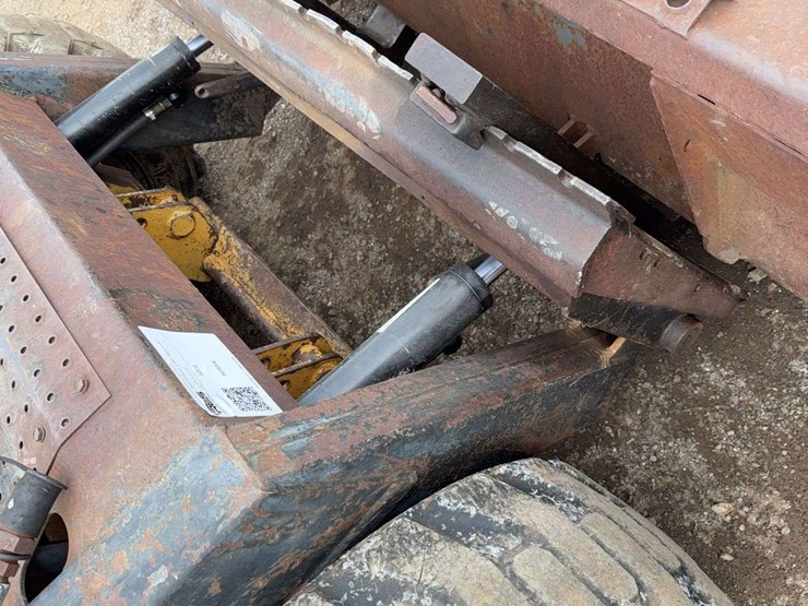 new-holland-l783-image-18