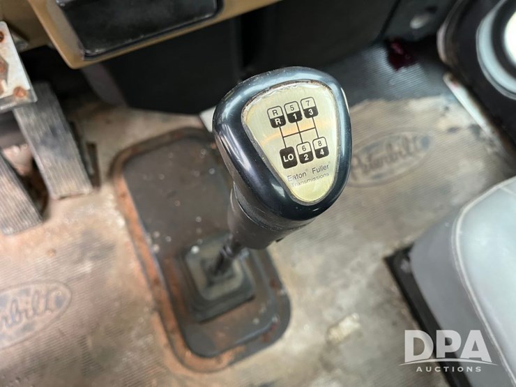 2001-peterbilt-330-image-56