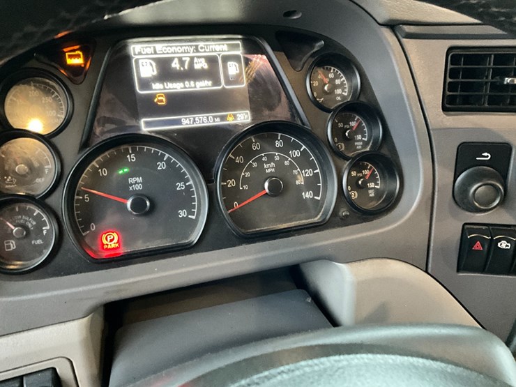 2015-peterbilt-579-image-22