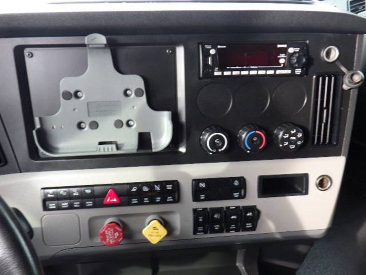 2021-freightliner-cascadia-126-image-23