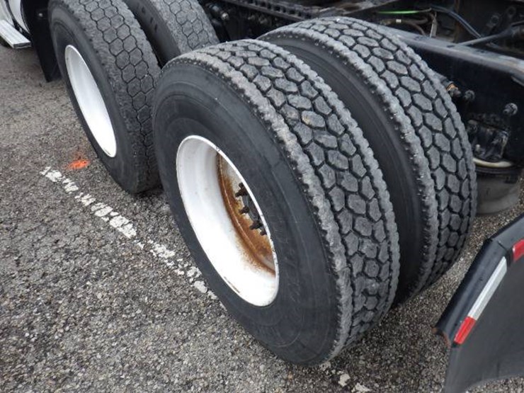 2018-freightliner-cascadia-126-image-13