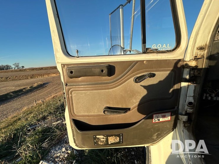 international-4700-image-34