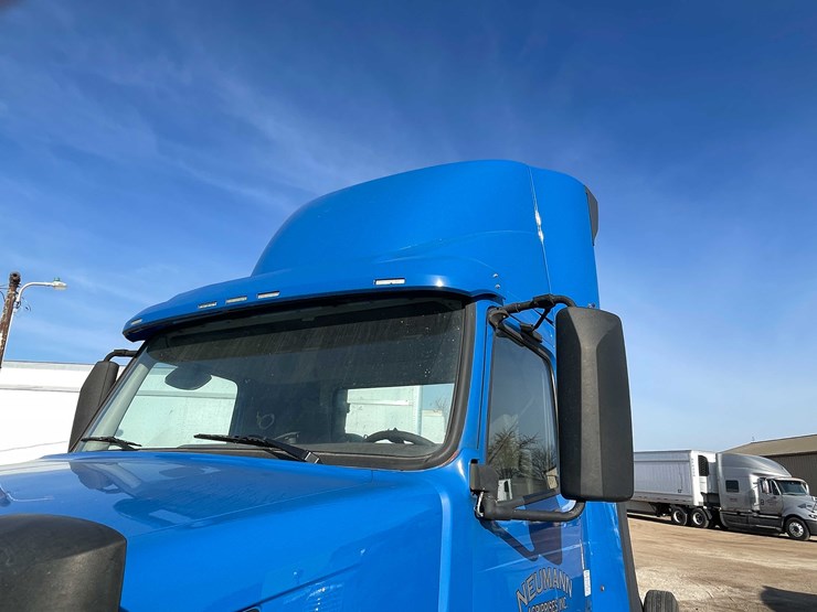 #202-•-2015-volvo-semi-tractor-(has-wi-title)-(denmark,-wi)-image-16