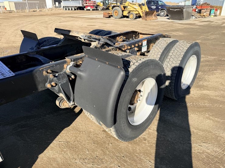 2007-freightliner-columbia-120-image-16