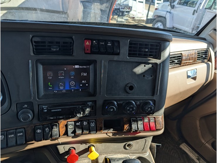 2017-kenworth-t680-image-27