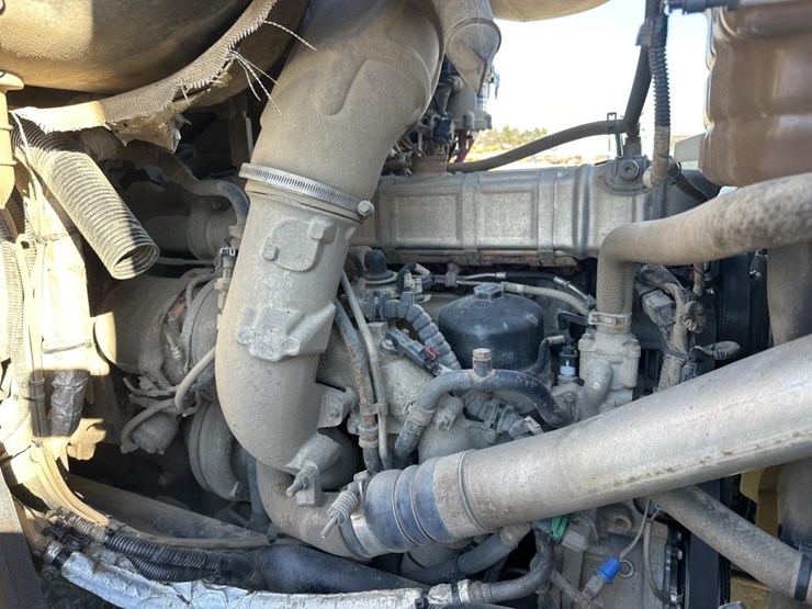 2017-international-hx615-image-23