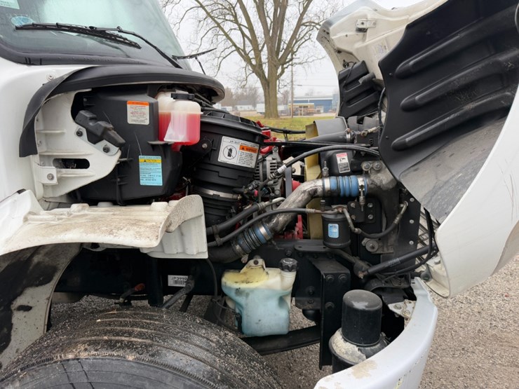 2018-freightliner-m2-106-image-15